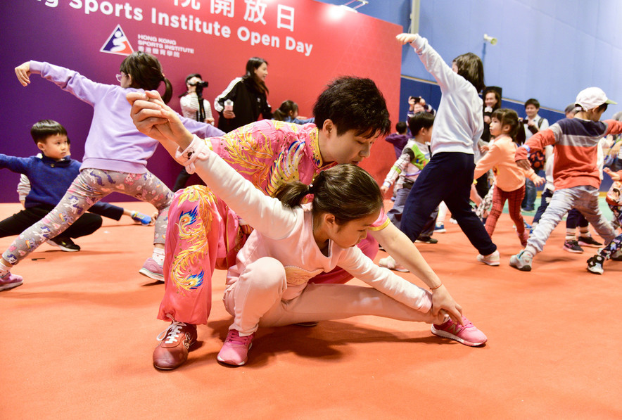 Participants experienced Wushu under the guidance of Wushu athlete Liu Xuxu.